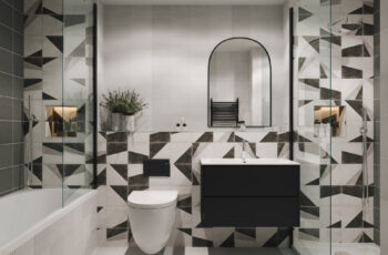 Radcliffe Court apartment bathroom